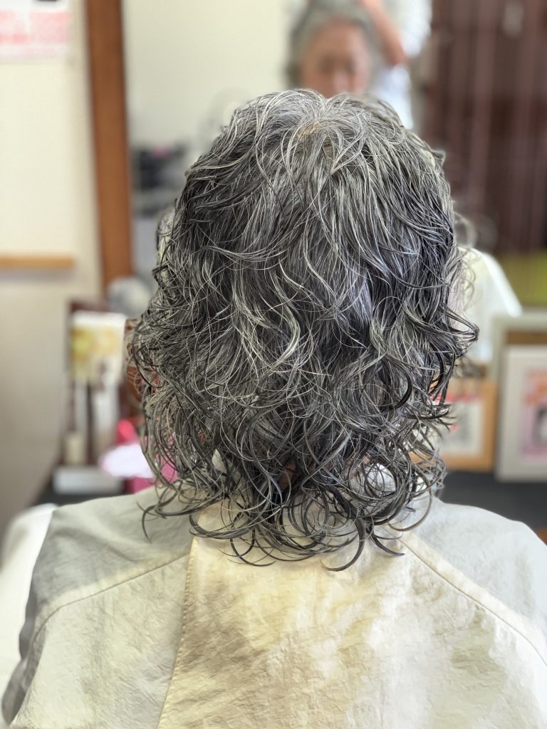 グレイヘアの 強めのパーマ はおばちゃんパーマ 三重県四日市の美容室 インプレッション あなたのキレイ叶えます 四日市で唯一のdo Sシリーズ正規取り扱い店